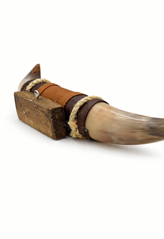 Bullenhorn Wandobjekt Modell 13 – Naturhorn Einzelstück mit Leder-Holzhalterung