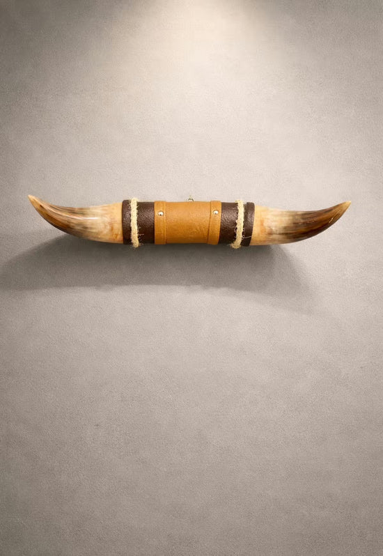 Bullenhorn Wandobjekt Modell 13 – Naturhorn Einzelstück mit Leder-Holzhalterung