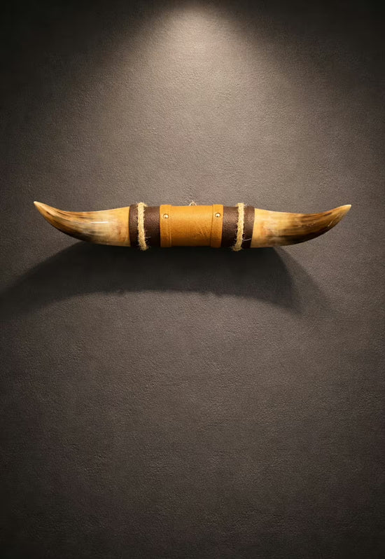 Bullenhorn Wandobjekt Modell 13 – Naturhorn Einzelstück mit Leder-Holzhalterung