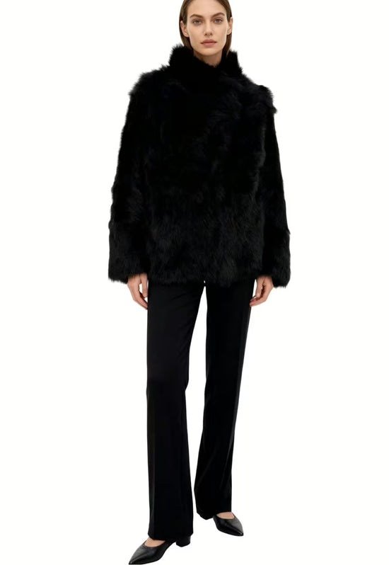 Wendbare Lammfelljacke - Anmut und Sanftheit in Bewegung und Form