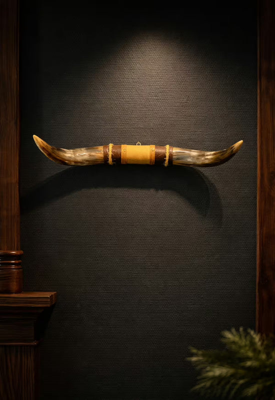 Bullenhorn Wandobjekt Modell 4 – Naturhorn Einzelstück mit Leder-Holzhalterung