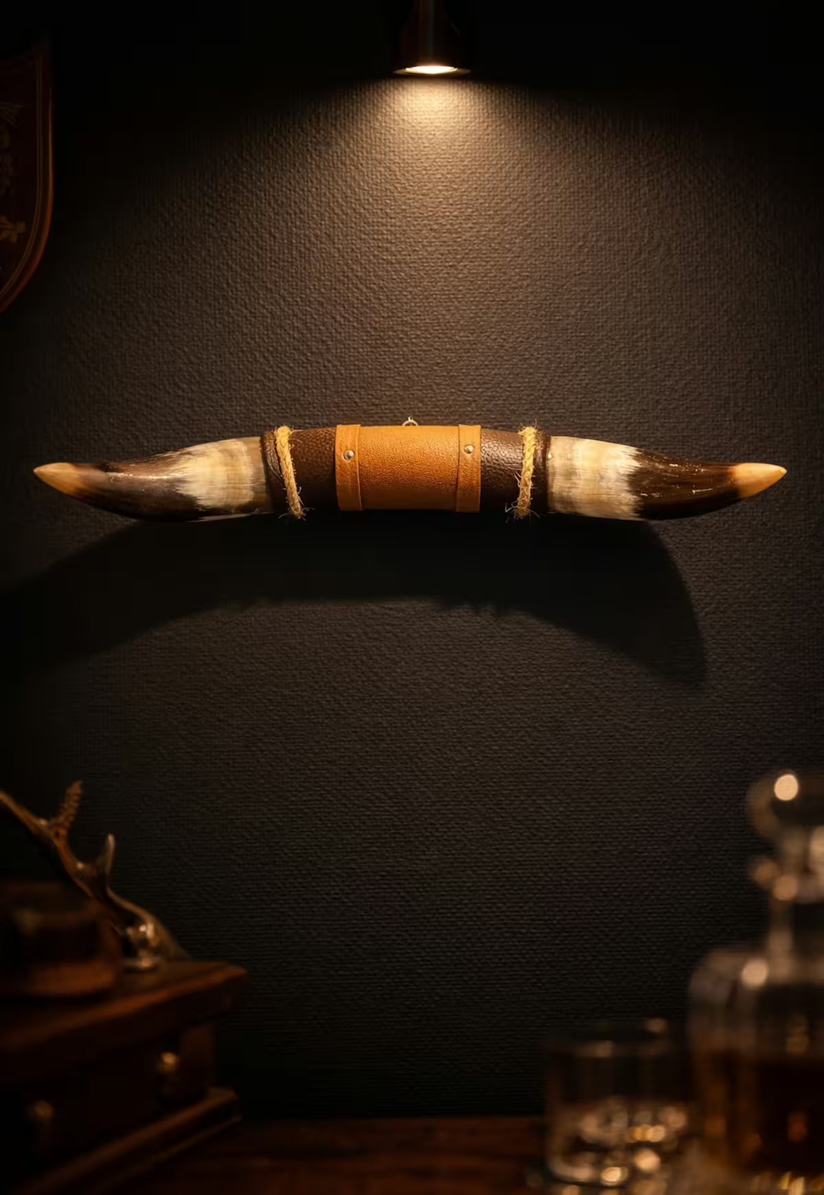 Bullenhorn Wandobjekt Modell 6 – Naturhorn Einzelstück mit Leder-Holzhalterung