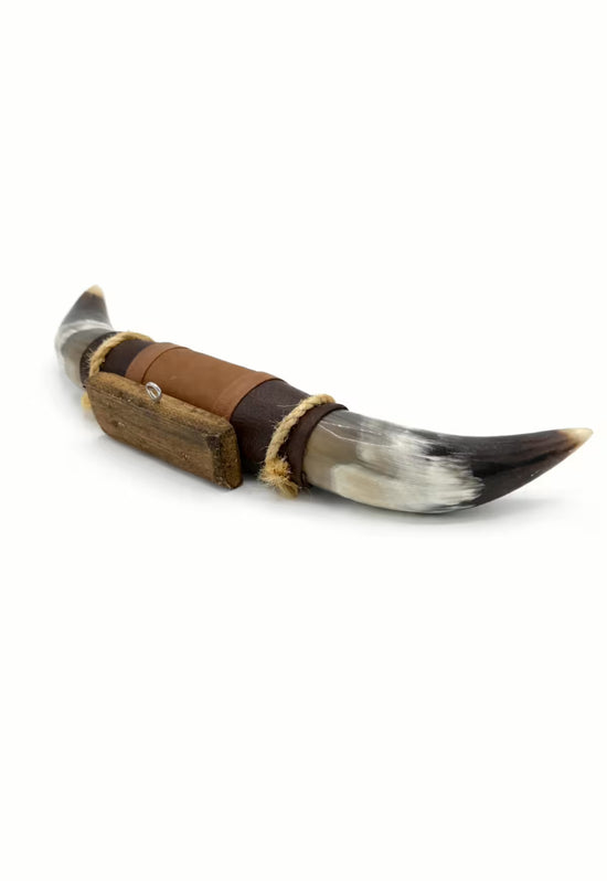 Bullenhorn Wandobjekt Modell 6 – Naturhorn Einzelstück mit Leder-Holzhalterung