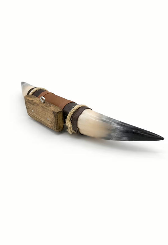 Bullenhorn Wandobjekt Modell 7 – Naturhorn Einzelstück mit Leder-Holzhalterung