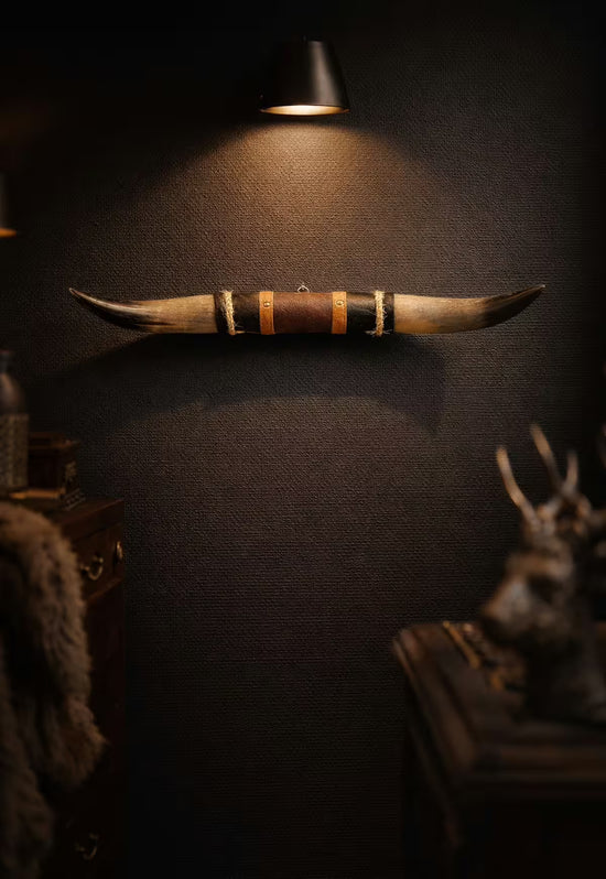 Bullenhorn Wandobjekt Modell 8 – Naturhorn Einzelstück mit Leder-Holzhalterung
