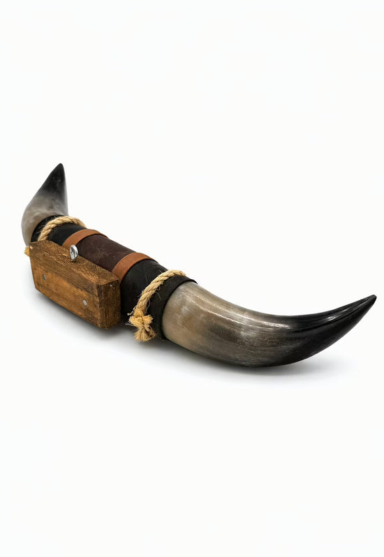 Bullenhorn Wandobjekt Modell 8 – Naturhorn Einzelstück mit Leder-Holzhalterung