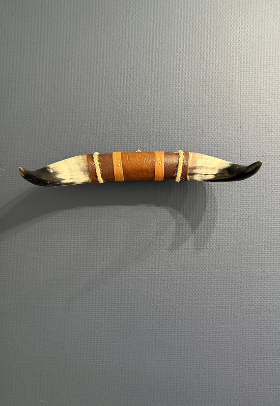 Bullenhorn Wandobjekt Modell 9 – Naturhorn Einzelstück mit Leder-Holzhalterung