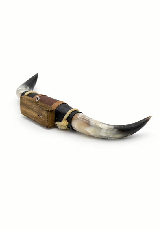 Bullenhorn Wandobjekt Modell 11 – Naturhorn Einzelstück mit Leder-Holzhalterung