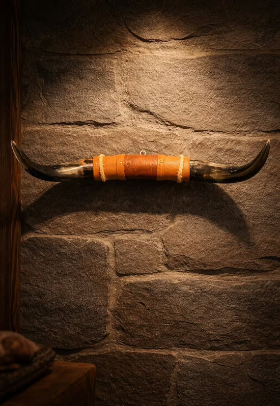 Bullenhorn Wandobjekt Modell 12 – Naturhorn Einzelstück mit Leder-Holzhalterung