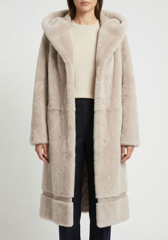 Damen Lammfellmantel Creme-Beige mit Kapuze – Modell 1053