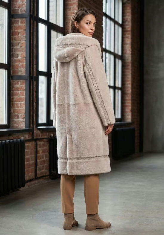 Damen Lammfellmantel Creme-Beige mit Kapuze – Modell 1053