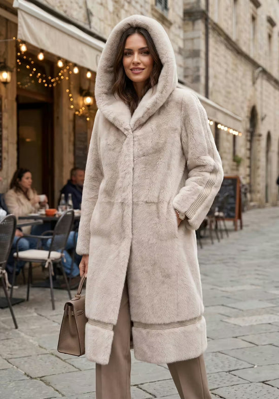 Damen Lammfellmantel Creme-Beige mit Kapuze – Modell 1053