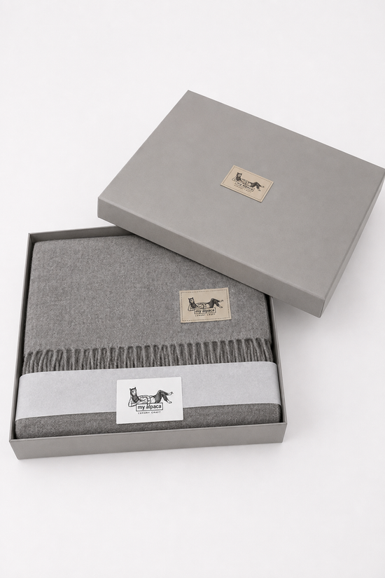 Baby-Alpaka-Decke Silbergrau in Geschenkbox verpackt