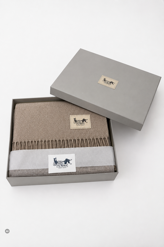 Baby-Alpaka-Decke Taupe in eleganter Geschenkbox, oben und unten sichtbar mit Verpackung