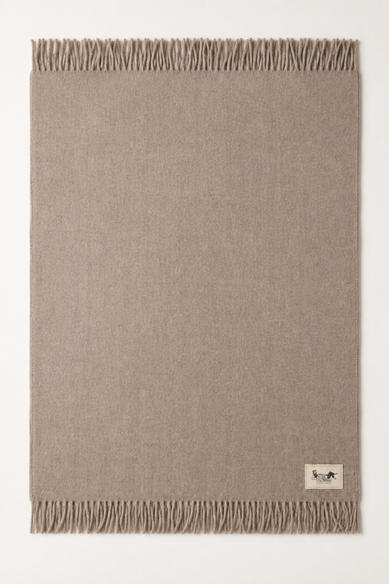 Baby-Alpaka-Decke Taupe im Hochformat, vollständige Ansicht mit Fransen oben und unten
