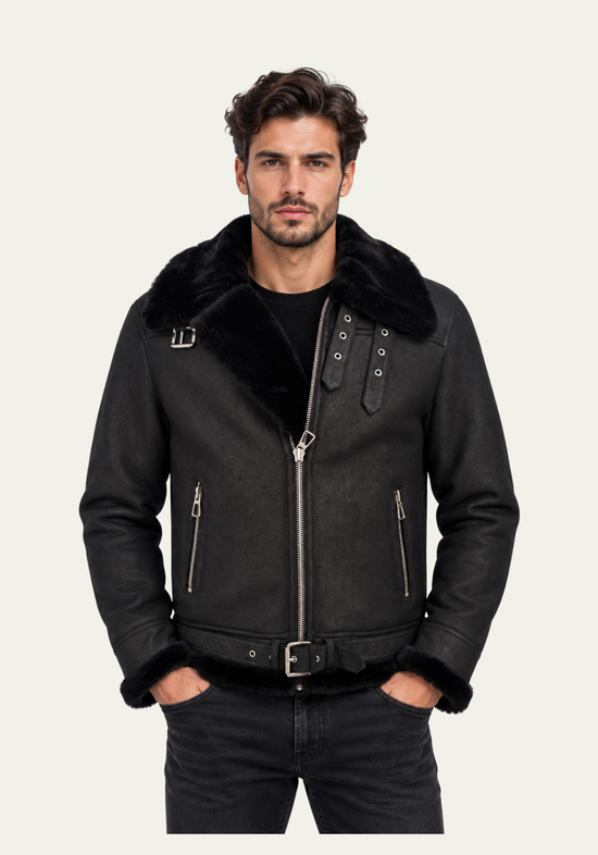 Schwarze Herren-Lammfelljacke als Bomberjacke an einem Modell mit hochgestelltem Kragen