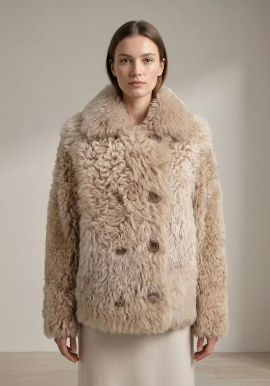 Beige Curly-Lammfelljacke für Damen als Frontansicht am Modell vor grauem Hintergrund.
