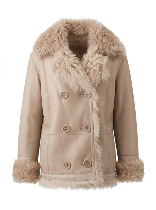 Freigestellte beige Damen-Curly-Lammfelljacke mit Fellkragen und Fellbesatz an Ärmeln und Saum.