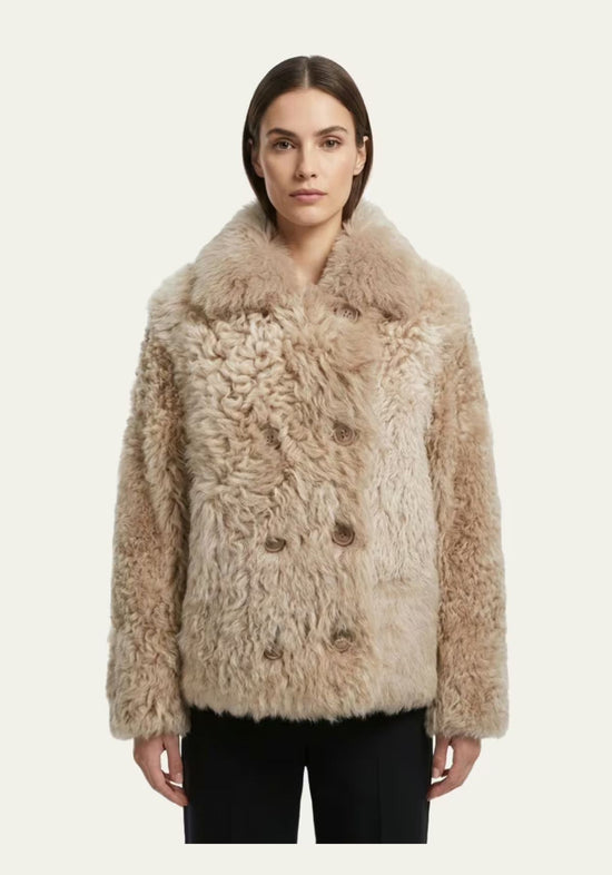 Damen-Curly-Lammfelljacke in Beige, vorne getragen an einem Modell.