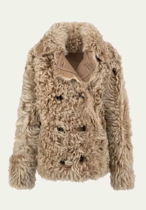 Curly Lammfelljacke für Damen in Cappuccino als frontale Ansicht auf hellem Hintergrund.