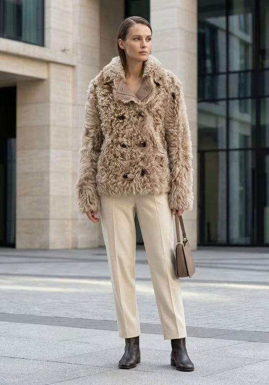 Curly Lammfelljacke für Damen in Cappuccino als komplette Stylingansicht mit Hose und Stiefeln.