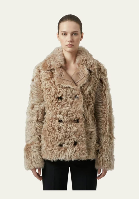 Damen-Curly-Lammfelljacke in Cappuccino am Modell, frontal getragen mit offenem Revers.