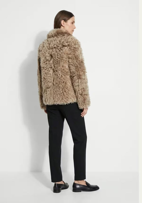 Curly Lammfelljacke für Damen in Cappuccino von hinten, mit voluminöser Fellstruktur.