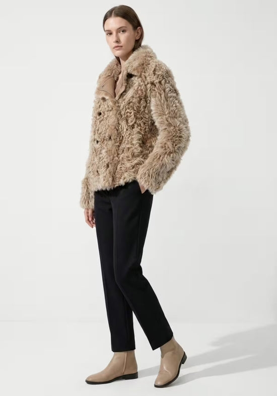 Damen-Curly-Lammfelljacke in Cappuccino in seitlicher Ansicht mit sichtbarer Passform.