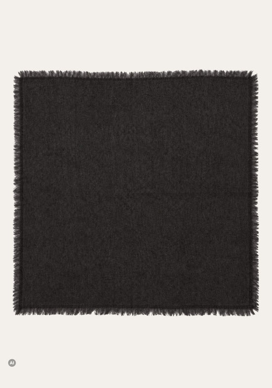 Schwarzes Damen-Halstuch aus Wolle und Kaschmir flach liegend in quadratischer Draufsicht