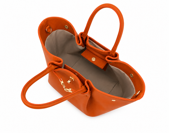Damen-Handtasche aus Leder in Cognac von oben, mit grauem Innenfutter und offenem Hauptfach.