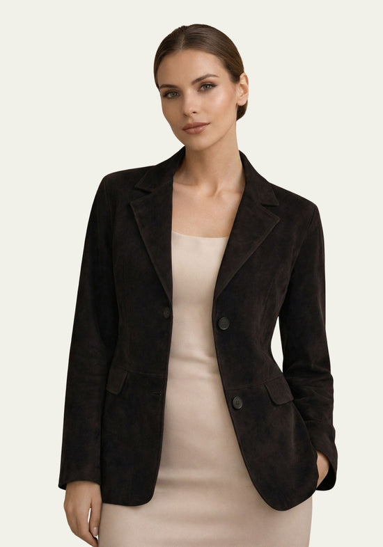 Damen-Jacke aus schwarzem Veloursleder im Halbbild, vorne offen mit aufgesetzten Taschen.