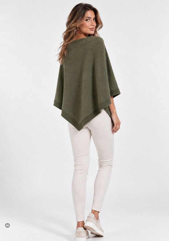 Damen-Kaschmirponcho in Oliv von hinten getragen, mit spitzem Saum und weitem Fall