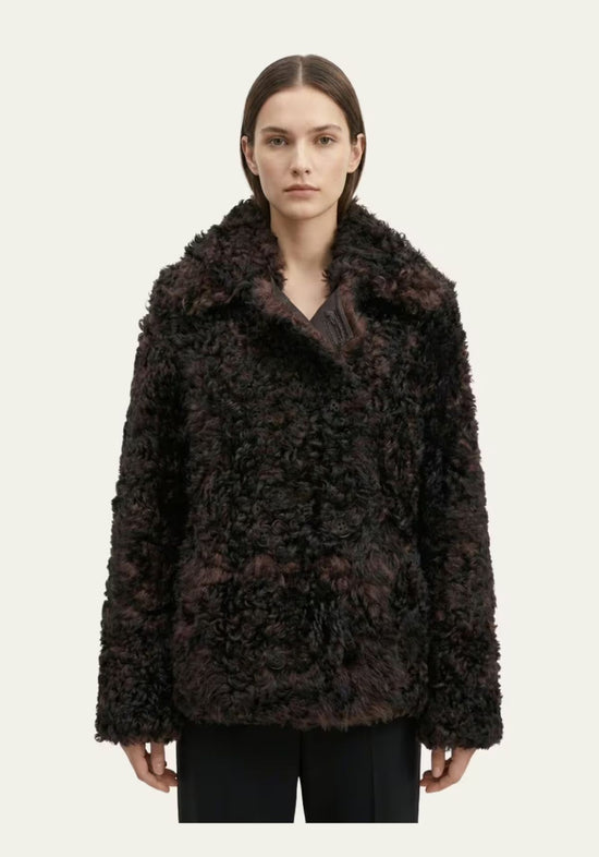 Damen-Curly-Lammfelljacke in Dunkelbraun, von vorn am Modell mit weichem Fellflor.