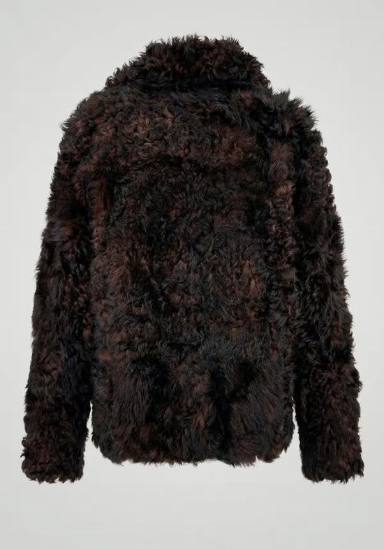 Damen-Curly-Lammfelljacke in Dunkelbraun, freigestellt von hinten mit voluminöser Struktur.