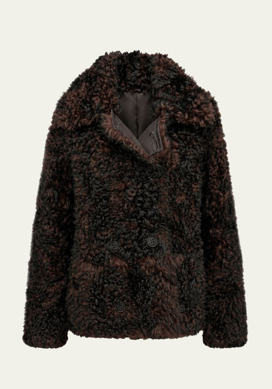 Damen-Curly-Lammfelljacke in Dunkelbraun, freigestellt von vorn mit breitem Revers.