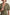 Detailansicht vom Damenhemd aus Leinen in Khaki mit tiefem V-Ausschnitt und Knopfleiste