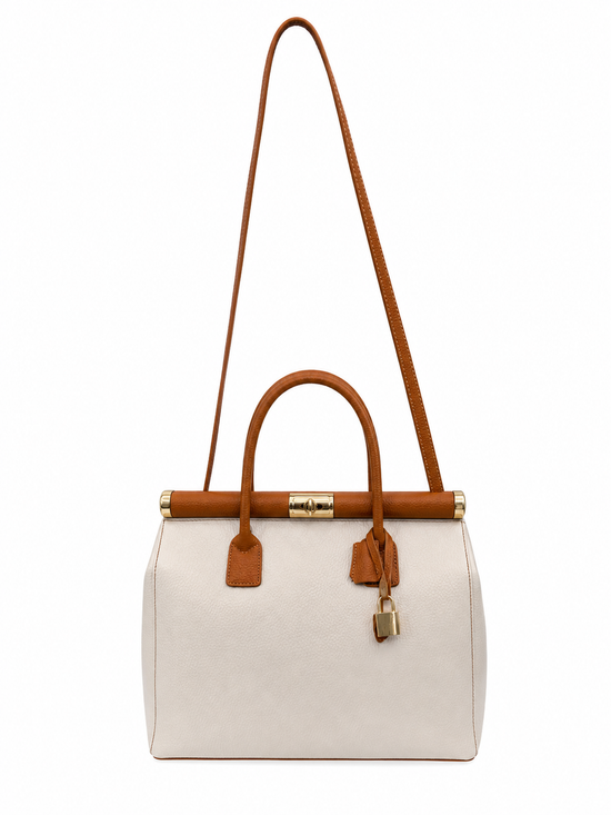 Damen-Handtasche aus Leder in Beige mit langem Schulterriemen, freigestellt