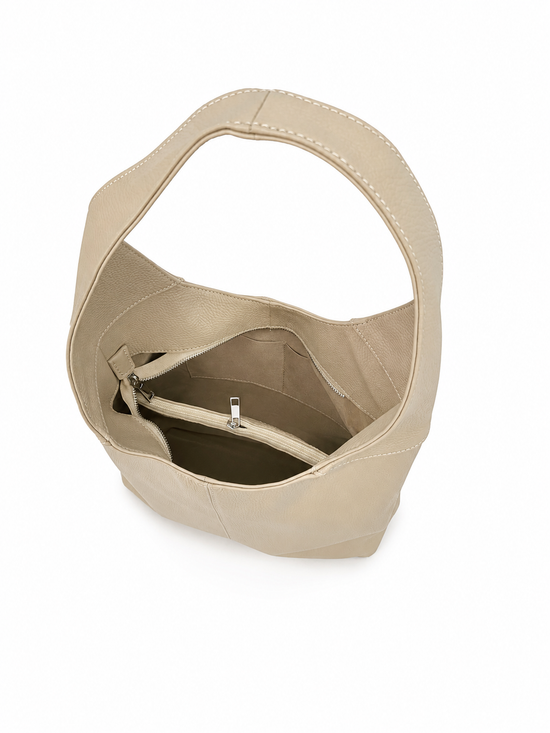 Innenansicht der cremebeigen Leder-Handtasche mit Reißverschlussfach und geöffnetem Hauptfach.