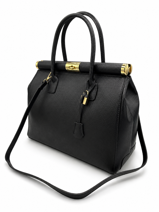 Schwarze Damen-Handtasche aus Leder in schräger Ansicht mit goldfarbenen Details