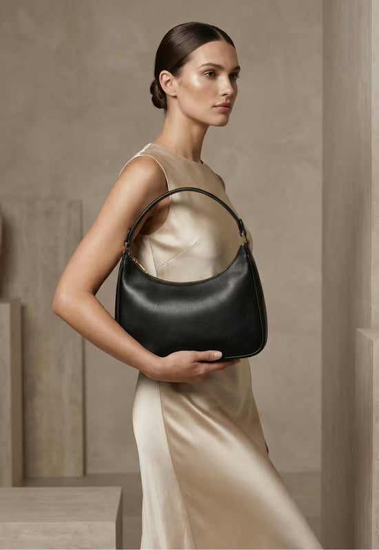 Schwarze Leder-Handtasche für Damen als getragenes Modell mit Rundgriff