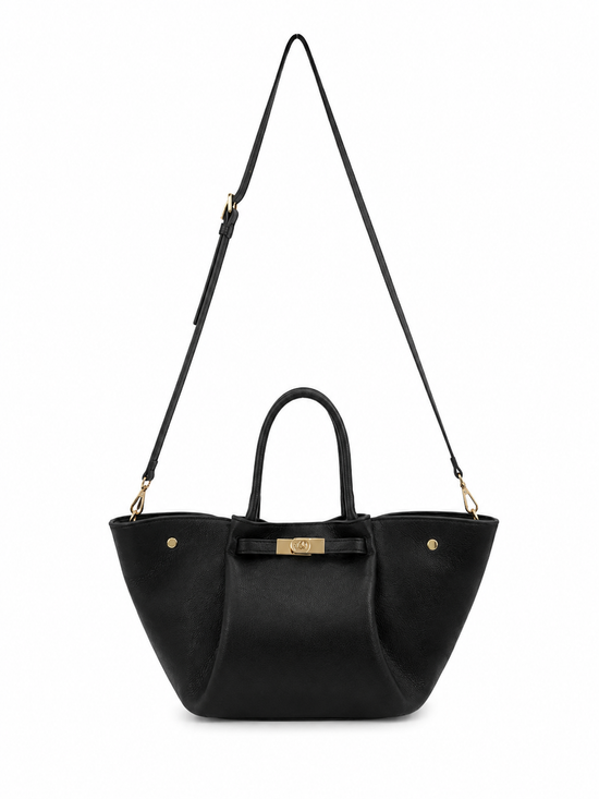 Schwarze Damen-Handtasche aus Leder freigestellt mit langem Trageriemen.