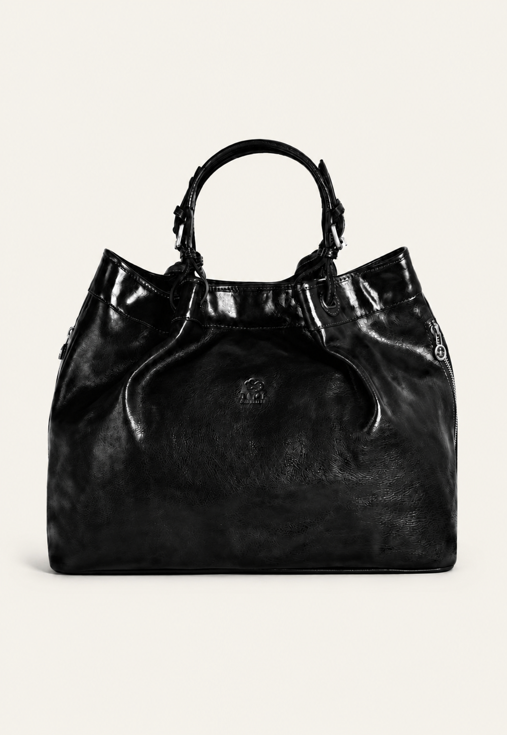 Schwarze Leder-Handtasche mit kurzen Henkeln in frontaler Ansicht auf hellem Hintergrund.