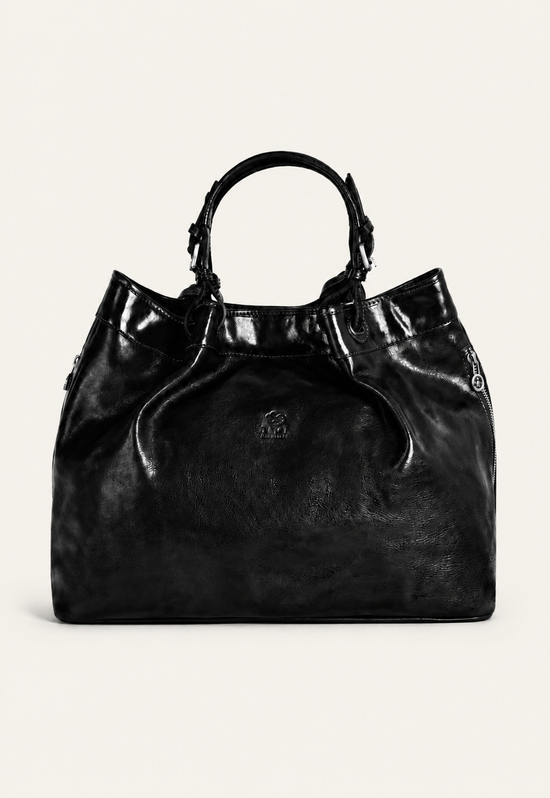 Schwarze Leder-Handtasche mit kurzen Henkeln in frontaler Ansicht auf hellem Hintergrund.