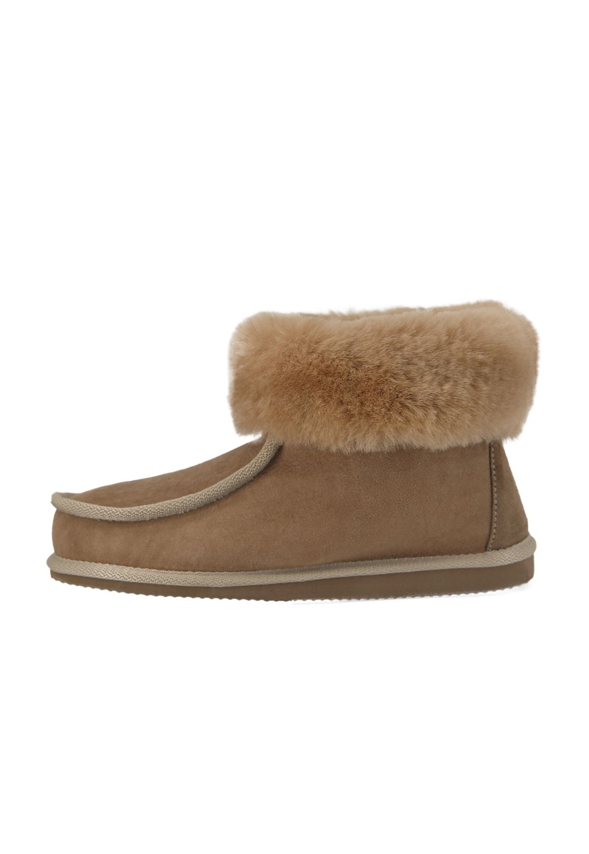 Beige Lammfell-Hausschuhe mit Fellkragen in seitlicher Ansicht auf weißem Hintergrund.