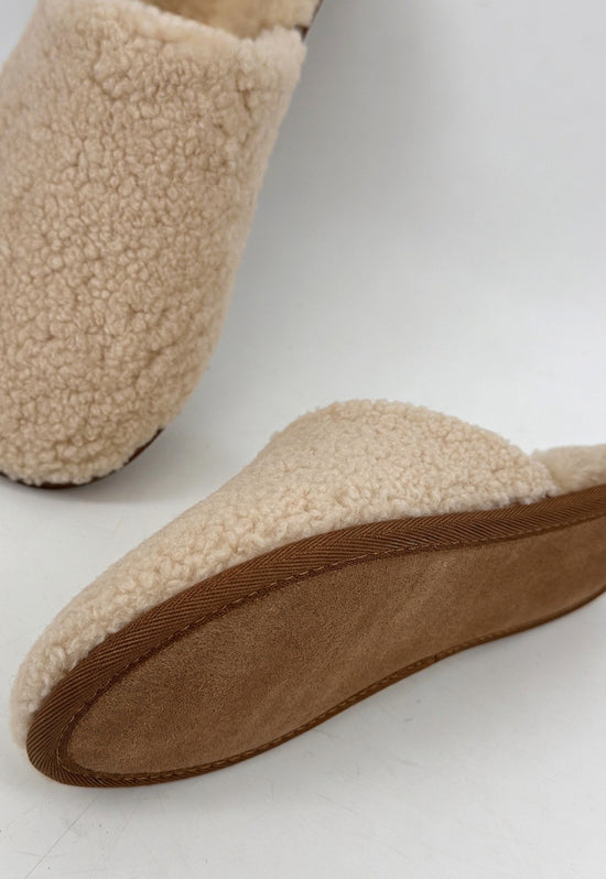 Damen-Lammfell-Hausschuh in Natur mit sichtbarer brauner Sohle und Curly-Obermaterial