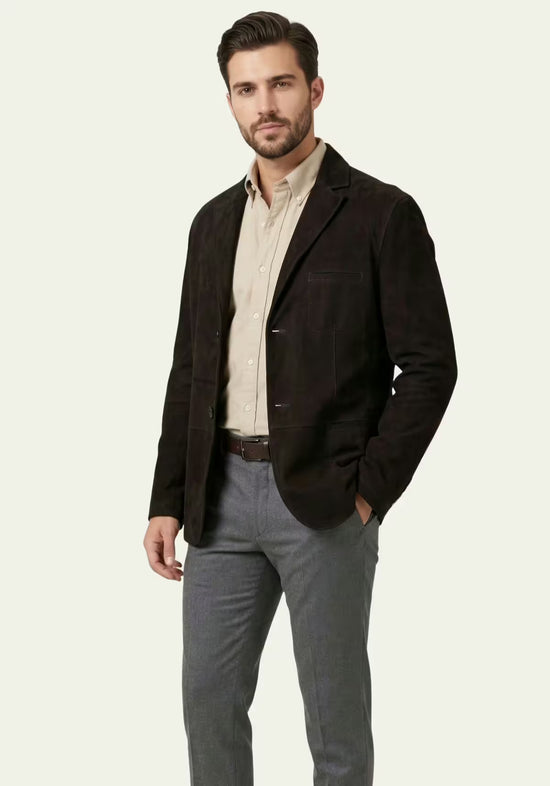Herren-Lederjacke aus Veloursleder in Schwarz, am Modell von vorn getragen.
