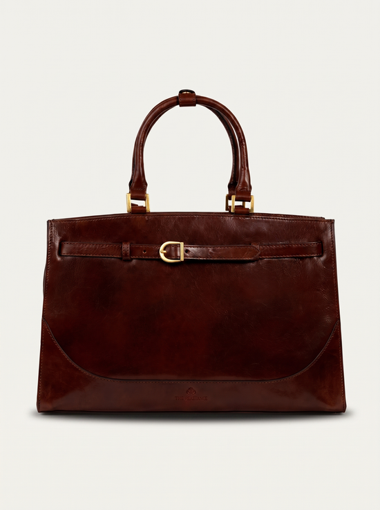Braune Leder-Hobo-Tasche mit zwei Tragegriffen und Frontdetail auf hellem Hintergrund.