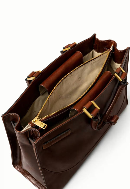 Geöffnete braune Leder-Hobo-Tasche mit hellem Innenfutter und goldfarbenem Reißverschlussfach.
