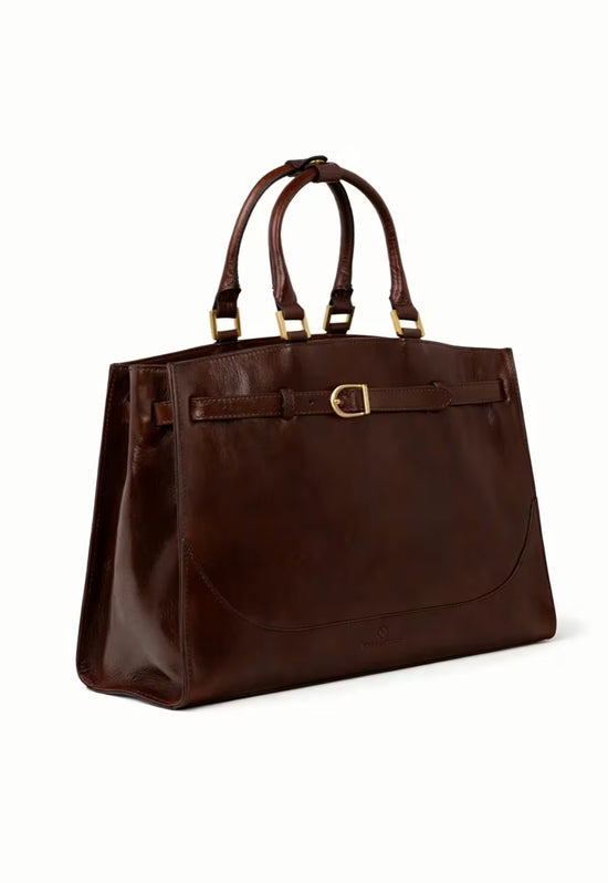 Braune Leder-Hobo-Tasche in schräger Seitenansicht mit Griffen, Frontriemen und goldfarbenen Details.