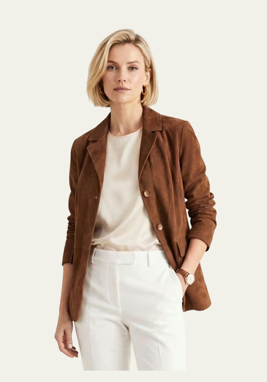 Damen-Jacke aus Veloursleder in Cognac, locker getragen mit offener Front und hochgekrempelten Ärmeln.